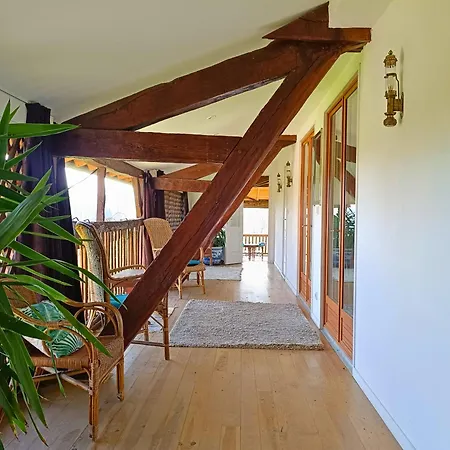 Les Cousteres De 16 Personnes منتريجياو