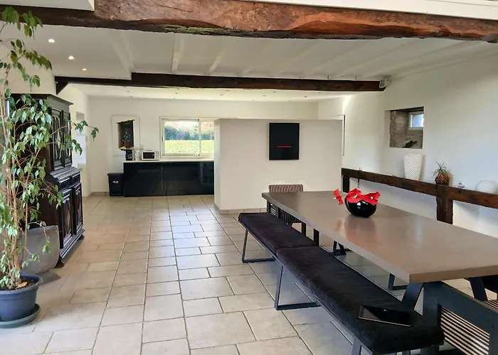 Les Cousteres De 16 Personnes منتريجياو