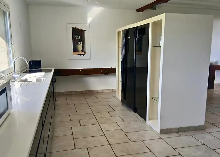 Les Cousteres De 16 Personnes بيت للعطل