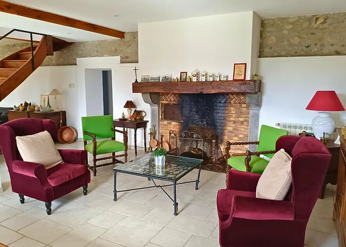 Les Cousteres De 16 Personnes منتريجياو