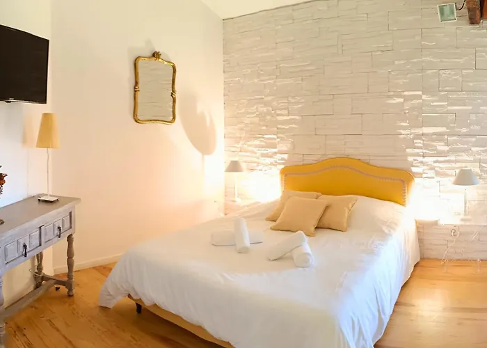 Les Cousteres De 16 Personnes منتريجياو