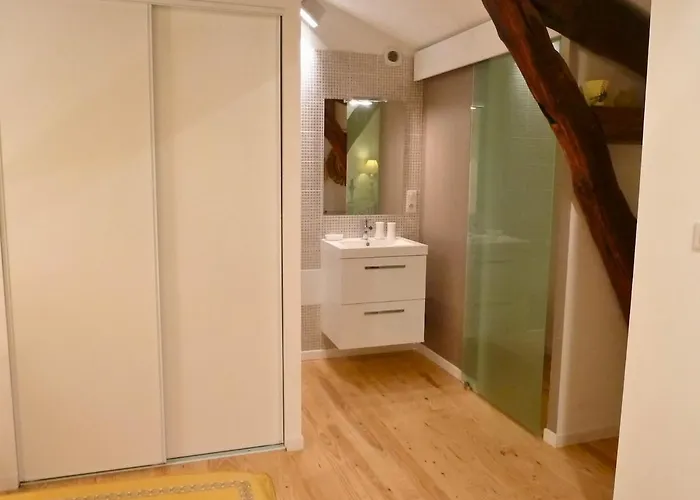 Les Cousteres De 16 Personnes *