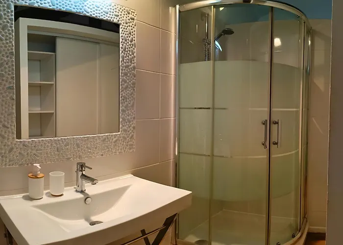 Les Cousteres De 16 Personnes بيت للعطل *