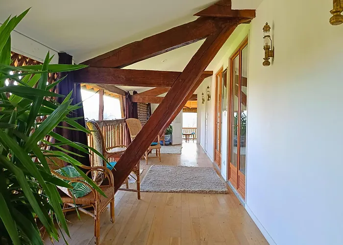 Les Cousteres De 16 Personnes منتريجياو